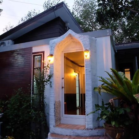 Florentino Hostel Rayong Exterior photo